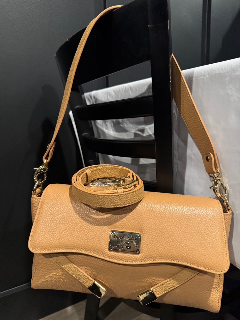 BNWT Braccialini Tan Pebbled Leather Shoulder Bag with Gold Hardware